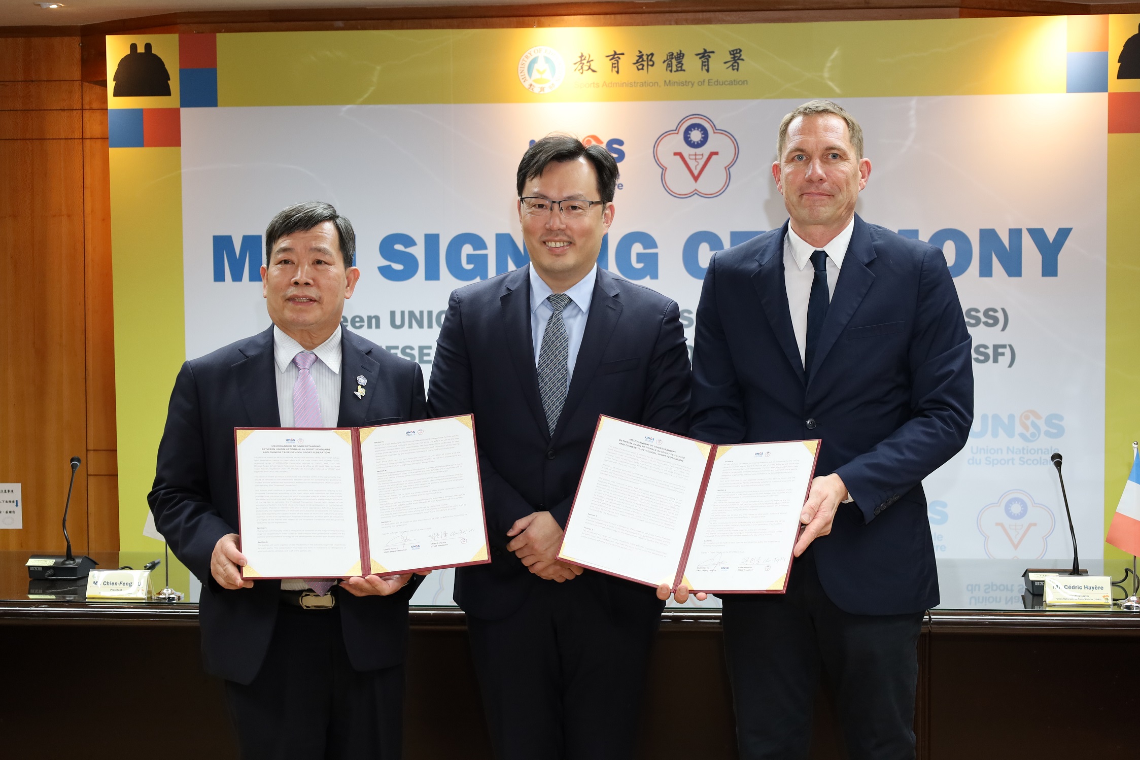 (圖)Sports Administration Director-General Cheng Shih-chung (middle) witnessed the signing of the MOU between the Chinese Taipei School Sport Federation and France’s Union Nationale du Sport Scolaire.